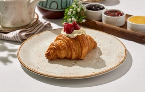 Круассан с клубникой и творожным кремом