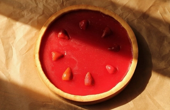 Тарт с творогом и клубничным джемом