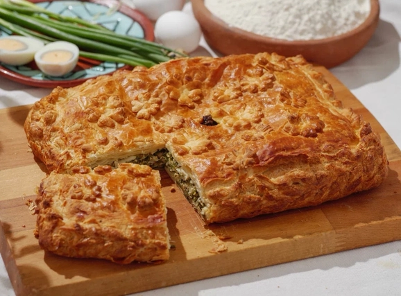 Слоеный зеленым луком и яйцом